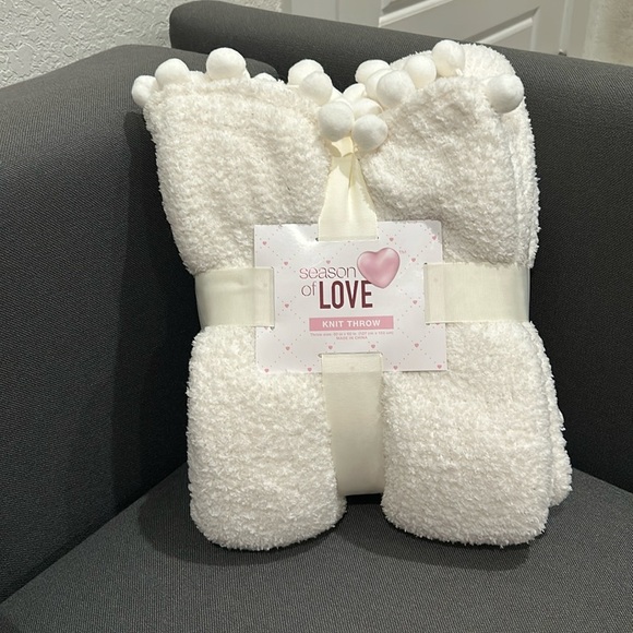 White Knit Throw with Pom Poms - Picture 1 of 5